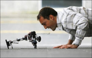 Учений Себастіан Бітзер із Шотландії віджимається від підлоги. Робот, якого він сконструював, точно відтворює його рухи. Машина вміє ходити, стрибати та присідати