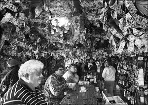 В ”Салуне ”Салтед дог” туристы заказывают виски и мартини ”Соленый пес”. Потом оставляют на стенах подписанные однодолларовые банкноты