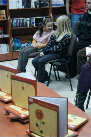 7-річна Марія Пастушенко (ліворуч) з подружкою на презентації збірки ”Зросла собі квітка”. Дівчинка надрукувала в ній свою казку