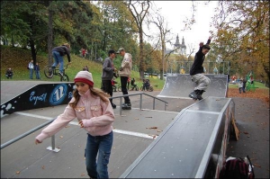 Подростки катаются на роликах и велосипедах в парке вблизи Пороховой башни во Львове. Это первая в городе скейт-площадка