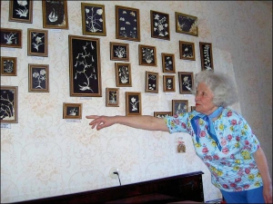 Лідія Ужвій-Шкільнюк із міста Умань Черкаської області показує свої картини, викладені кістками риб