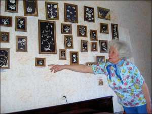 Лидия Ужвий-Шкильнюк из города Умань Черкасской области показывает свои картины, выложенные костями рыб