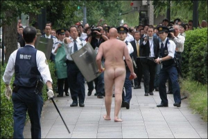 Поліція Токіо затримала 40-річного британця, що плавав голий навколо імператорського палацу