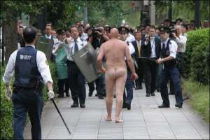 Полиция Токио задержала 40-летнего британца, который плавал голый вокруг императорского дворца