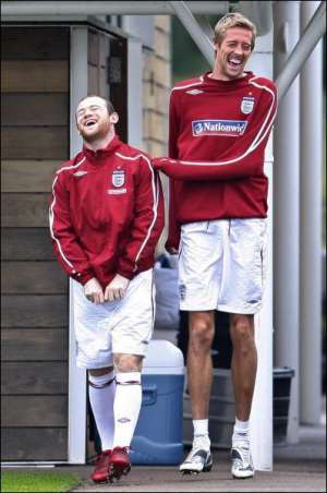 Форварды сборной Англии Питер Крауч (справа) и Уэйн Руни на тренировочной базе команды ”Колни” в северной части Лондона