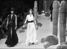 Модели в нарядах от французского дизайнера Жана-Поля Готье дефилировали по подиуму, посыпанному песком и украшенному двухметровыми кактусами. Модели Наоми Кемпбелл и Стефани Сеймур продемонстрировали вечерние платья для летнего отдыха