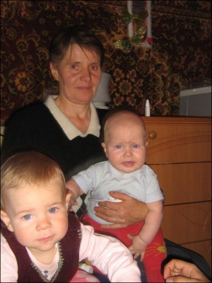 У селі Чорнявка Черкаського району Марія Жабокрицька тримає на руках  7-місячного онука Серафима. Поруч — онук Богдан