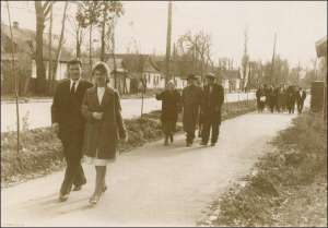 Владимир и Валентина Онищенко идут на второй день своей свадьбы с гостями по городу Фрунзе Киргизской ССР продолжать праздновать дома у родителей невесты. 8 ноября 1963-го