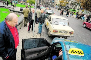 Львовские таксисты бастуют на площади возле памятника Тарасу Шевченко. Просят легальных стоянок