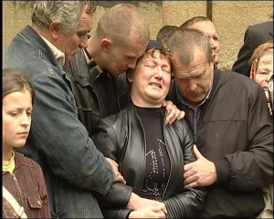 Теодозия Илькив плачет на похоронах сына Назария 3 октября в городе Борислав на Львовщине. Женщину держат сын Виталий (cлевf) и муж Ростислав