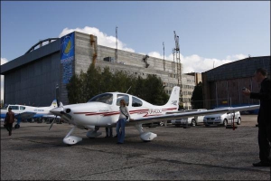 На Международном авиакосмическом салоне ”Авіасвіт-ХХІ” в первый раз показали легкомоторный самолет ”Циррус UR ACDC”. Он стоит почти 300 тысяч долларов