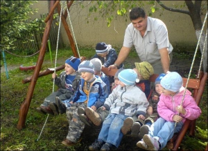 Сельский председатель села Баранинцы Ужгородского района Закарпатской области Павел Чучка играет с детьми в местном детском садике. Войт отремонтировал помещение заведения за собственные средства