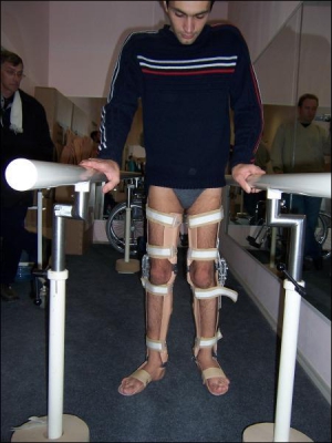 Киевлянин Михаил тестировал одну из первых моделей экзоскелетона. За два месяца научился в нем ходить. До этого мужчина семь лет передвигался в инвалидной коляске 