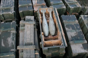 Боєприпаси, які привезли до військової частини неподалік міста Калинівка на Вінниччині. Під час транспортування вони перекочувалися з боку в бік