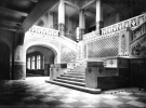 Интерьер первого яруса центрального холла дома Полтавского губернского земства. Фото 1908 года. Стены украшены украинскими народными орнаментами