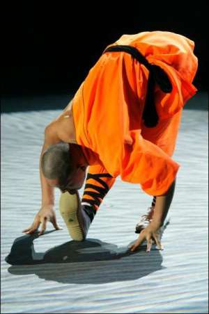 Монах из китайского храма Шао-Линь демонстрирует боевое искусство кунг-фу в киевском клубе ”Бинго” 