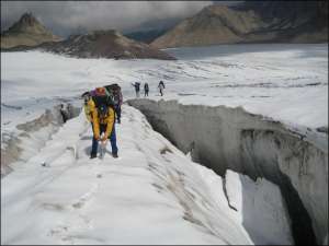 Группа из Гадяча поднимается на гору Эльбрус на Кавказе, обходят ущелье в толстом слое льда