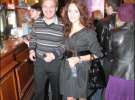 35-летний певец Александр Пономарев с 22-летней женой Викторией купили в баре кинотеатра ”Киев” коньяк