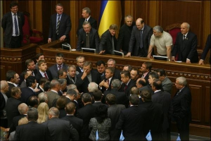 В четверг и пятницу Блок Юлии Тимошенко блокировал трибуну и президиум Верховной Рады, чтобы не позволить принять изменения в законодательство относительно проведения досрочных выборов