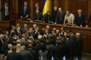 В четверг и пятницу Блок Юлии Тимошенко блокировал трибуну и президиум Верховной Рады, чтобы не позволить принять изменения в законодательство относительно проведения досрочных выборов
