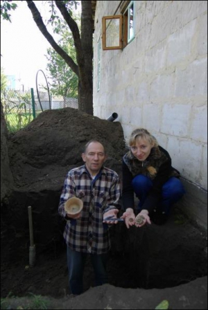Александр Филинский с дочкой Ольгой показывают находки, выкопанные у их дома в Ривне. Областные археологи допускают, что на том месте было захоронение V–IV тысячелетия до нашей эры
