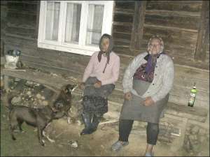 Сестри Ганна (ліворуч) і Калина Бряник на ґанку під хатою, яку 1986-го купили в сусідки за 400 карбованців. Жінки самі живуть у селі Кужбеї Міжгірського району Закарпаття