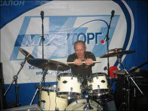 Білоруський барабанщик Олександр Сапега в Києві дає майстер-клас гри на ударній установці