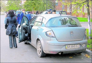 Дружина 39-річного киянина Віктора стоїть біля свого авто в п’ятницю після пограбування. Злодії відібрали в них 20 тисяч гривень і ноутбук