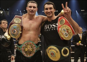 Виталий (слева) и Владимир Кличко в настоящее время владеют тремя титулами чемпиона мира по боксу — WBС, WBO и IBF. Пояс WBA принадлежит россиянину Николаю Валуеву