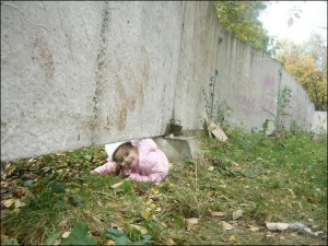 5-летняя Тамара Базар играется в жмурки в парке ”Казацкий гай” на улице Юности в Тернополе