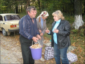 На Немировской трассе близ поселка Вороновица Винницкой области супруги винничане купили у Анны (в платке), жительницы Винницкого района, два ведра опенков по 25 гривен