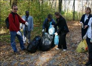 Посли Фінляндії Крістер Міккелссон (зліва) та Нігерії Ібрагім Пада Касаі зібрали в суботу на Трухановому острові 40 мішків сміття за 20 хвилин