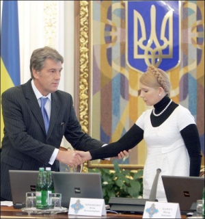 На вчерашнем заседании Совета нацбезопасности и обороны президент Виктор Ющенко и премьер-министр Юлия Тимошенко впервые встретились со времени роспуска Верховной Рады и пожали друг другу руку