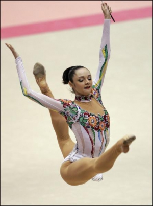 Анна Бессонова  выполняет упражнения с лентой. В этом году она стала бронзовым призером Олимпиады