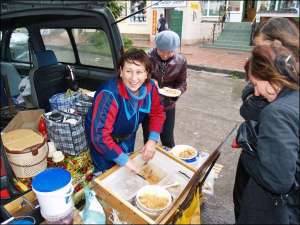 Надежда Басалига продает обеды перед торговым центром ”Жовтень” в Виннице. Привозит их после полудня ежедневно, кроме воскресенья