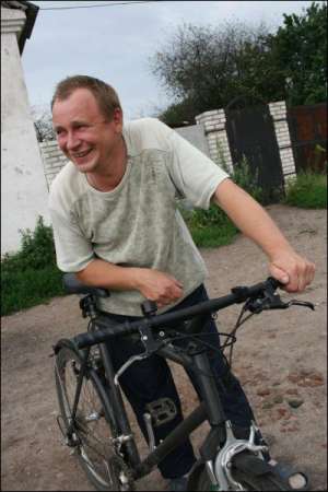 Вадим Шарапа из города Новгород-Сиверский на Черниговщине ездит голландским велосипедом ”джайнт” за 600 долларов