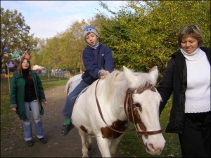 Светлана Пюро катает верхом в зоопарке в Ривне 6-летнего сына Владимира, больного детским церебральным параличом