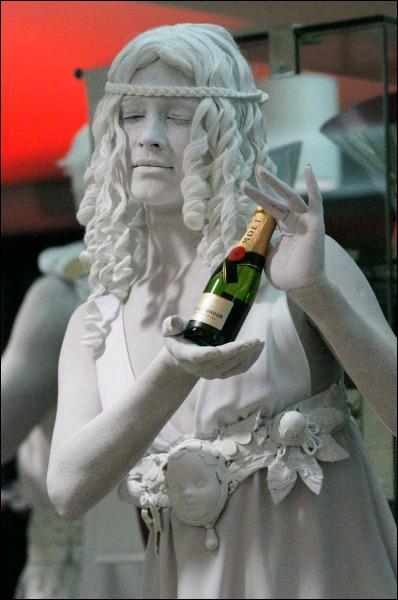 На святі шампанського в столичному винному бутику ”Лавінія” залу прикрашали дві живі скульптури. З пляшками в руках жінки простояли три години