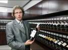 Шеф-сомельє В’ячеслав Дмитрієв тримає пляшку червоного французького вина ”Бордо Шато Озон” за 34 тисячі гривень. Напій молодий, має зріти 10 років