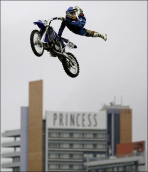 Мотофристайлист выполняет прыжок над площадью Парк дель Форум на фестивале экстремальных видов спорта в воскресенье в испанской Барселоне