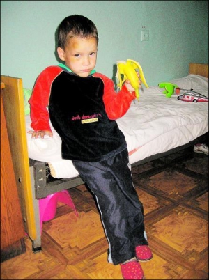 Артем Козий ест банан в палате детского отделения Тальновской больницы. Говорит, что к маме не хочет, потому что она его побила
