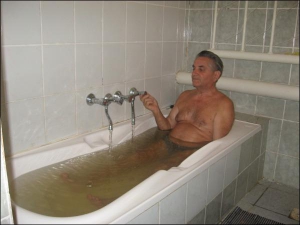 Петро Пітра приймає термальні ванни в селі Мала Розтока Іршавського району Закарпаття. Після десяти процедур і масажу в чоловіка перестала боліти спина