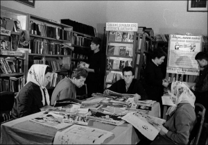 В библиотеке колхоза имени Ленина Арбузинского района на Николаевщине, 1968 год