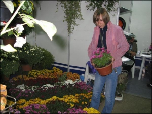 24-летняя агроном Оксана Клименко продает хризантемы. Говорит, что лучше всего разбирают для приусадебных участков желтые, бордовые и белые