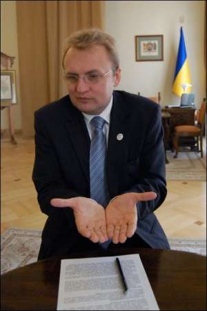 Городской председатель Львова Андрей Садовый готовится к отчету перед депутатами  в своем кабинете в Ратуше