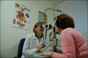 Офтальмолог Наталія Степась оглядає проопероване око Лілії Готри у клініці ”Лазер Плюс”