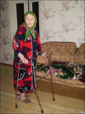 Олена Яворська ходить за допомогою поручнів. Жінка мешкає у хаті колишньої дружини свого онука в селі Котюжинці Калинівського району Вінницької області