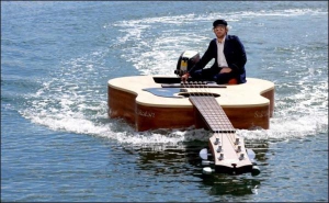 Човен у формі гітари створили для зйомок кліпу австралійського музиканта Джоша Пайка. Чоловік провів у ньому 4 години й навіть не замочив ніг