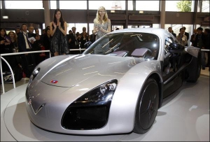 Французька фірма ”Вентурі” представила на автовиставці спортивний концепт-кар ”Волаж”. Електродвигуни вмонтовані в кожне колесо. Вони розганяють  машину до 100 кілометрів на годину менш як за 5 секунд. Заряду акумуляторів вистачає на 320 кілометрів
