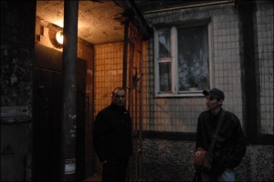 Сергій Колодяжний, 31 рік (ліворуч) і 32-річний Степан Давидюк біля під’їзду 16-го будинку на вулиці Порика, Виноградар. Чоловіки стоять біля вікна, через яке, стверджують, Червонець продає наркотики